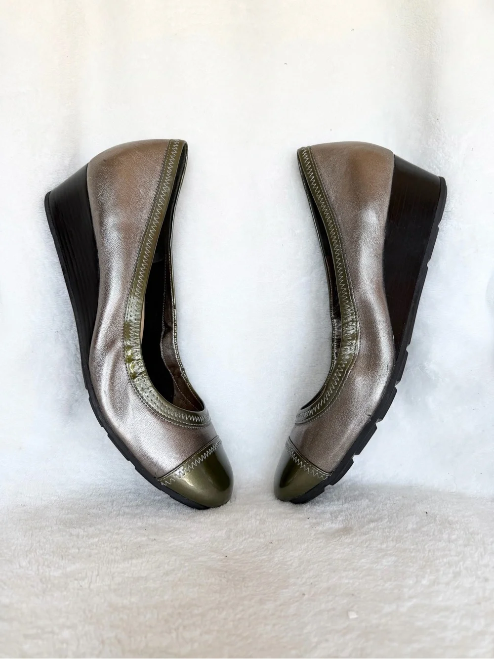 Cole Haan Milly Womens Size 9.5 B Silver/Green Leather Cap Toe Wedge Pumps Shoes